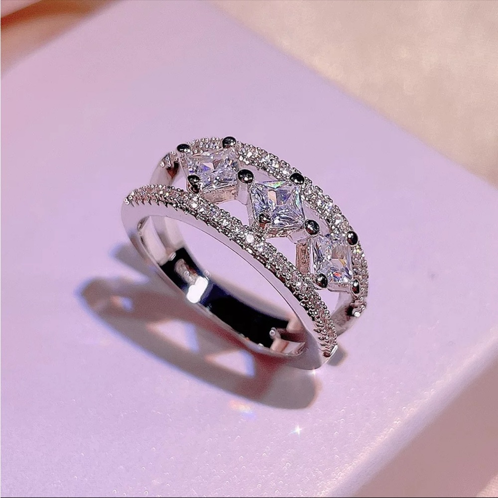 New Women’s Luxury 925 Silver Beautiful Diamond Ring - Picture 3 of 5